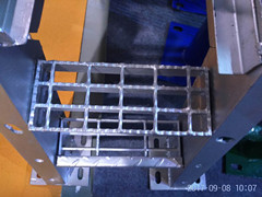 楼梯踏步钢格栅.jpg 楼梯踏步钢格栅.jpg