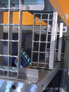 楼梯踏步钢格栅.jpg 楼梯踏步钢格栅.jpg